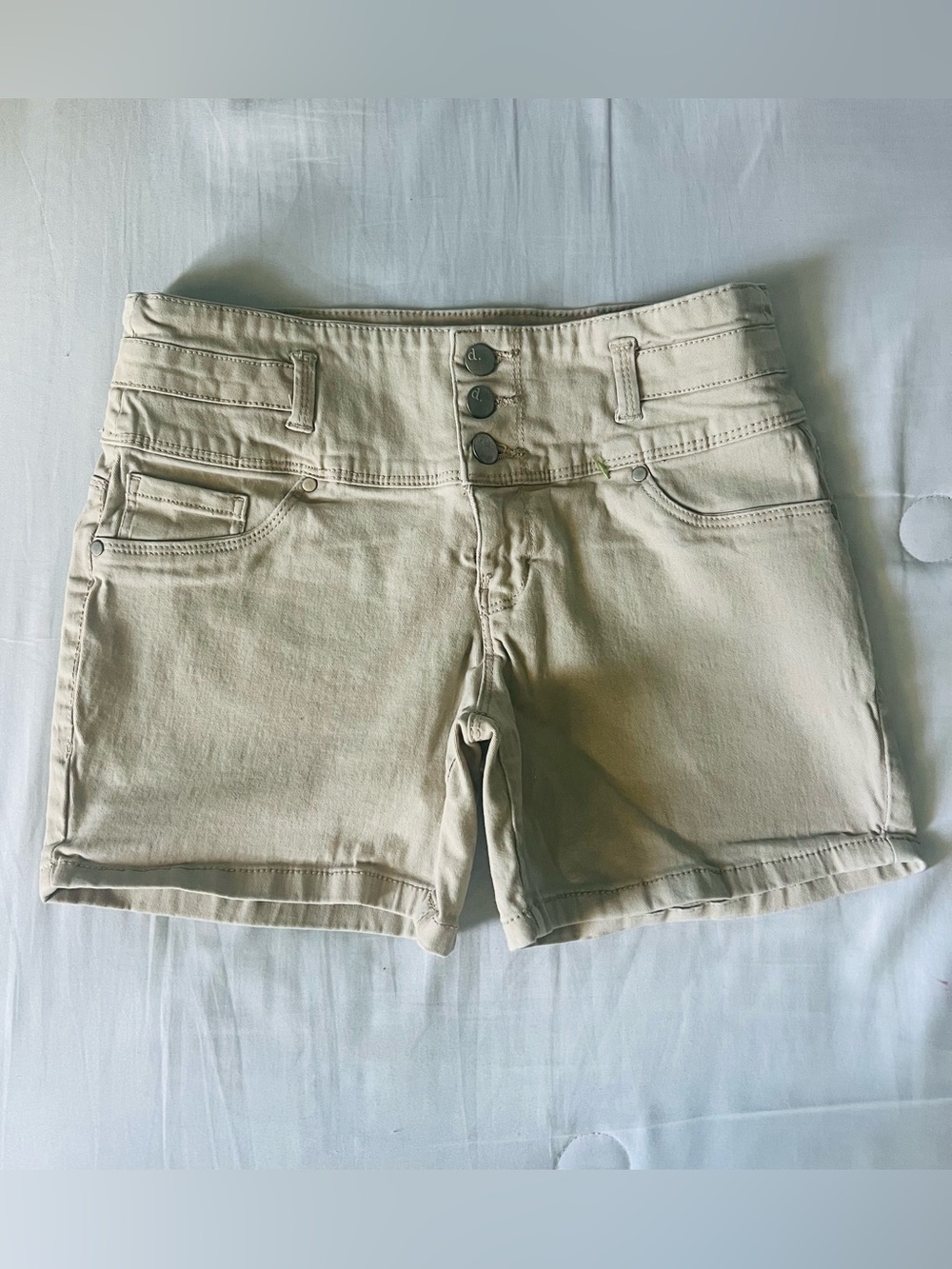 d. Jeans Beige Women’s Mid Rise Stretch Bermuda Shorts Size 4